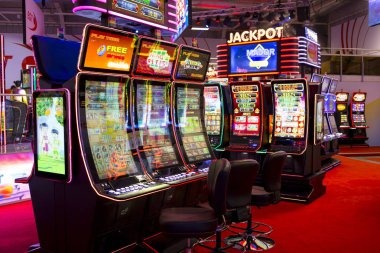 Live roulette dealer at semok4d studio with multi-camera setup